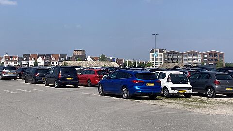 Bezoekers parkeren in het Waterfront op P1
