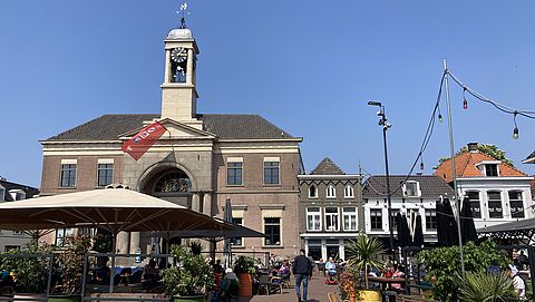 Het oude Stadhuis op de Markt met op de voorgrond horeca/terrassen